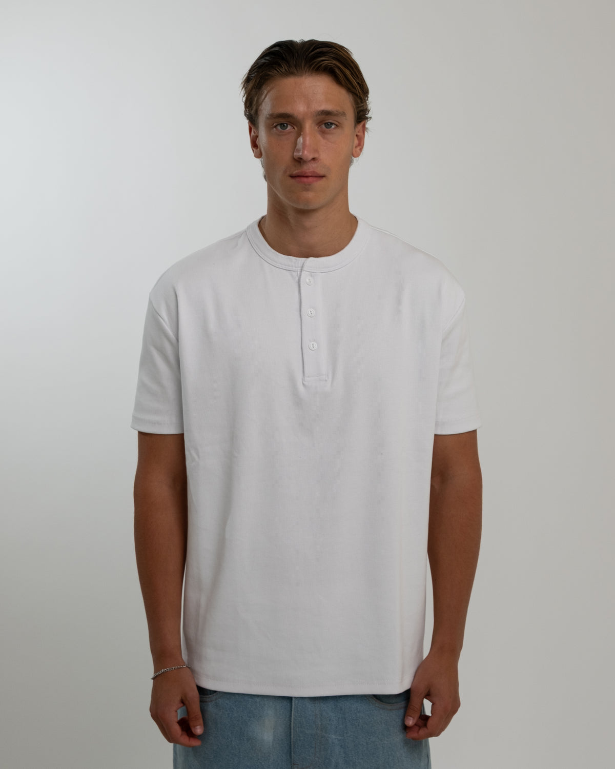 HENLEY T-SHIRT HVID