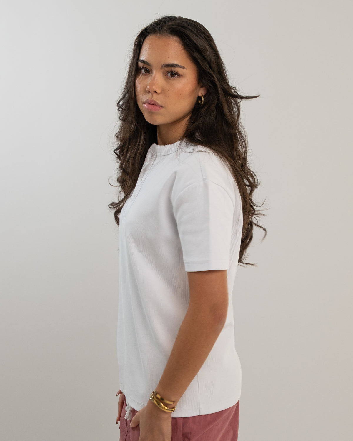 HENLEY T-SHIRT HVID