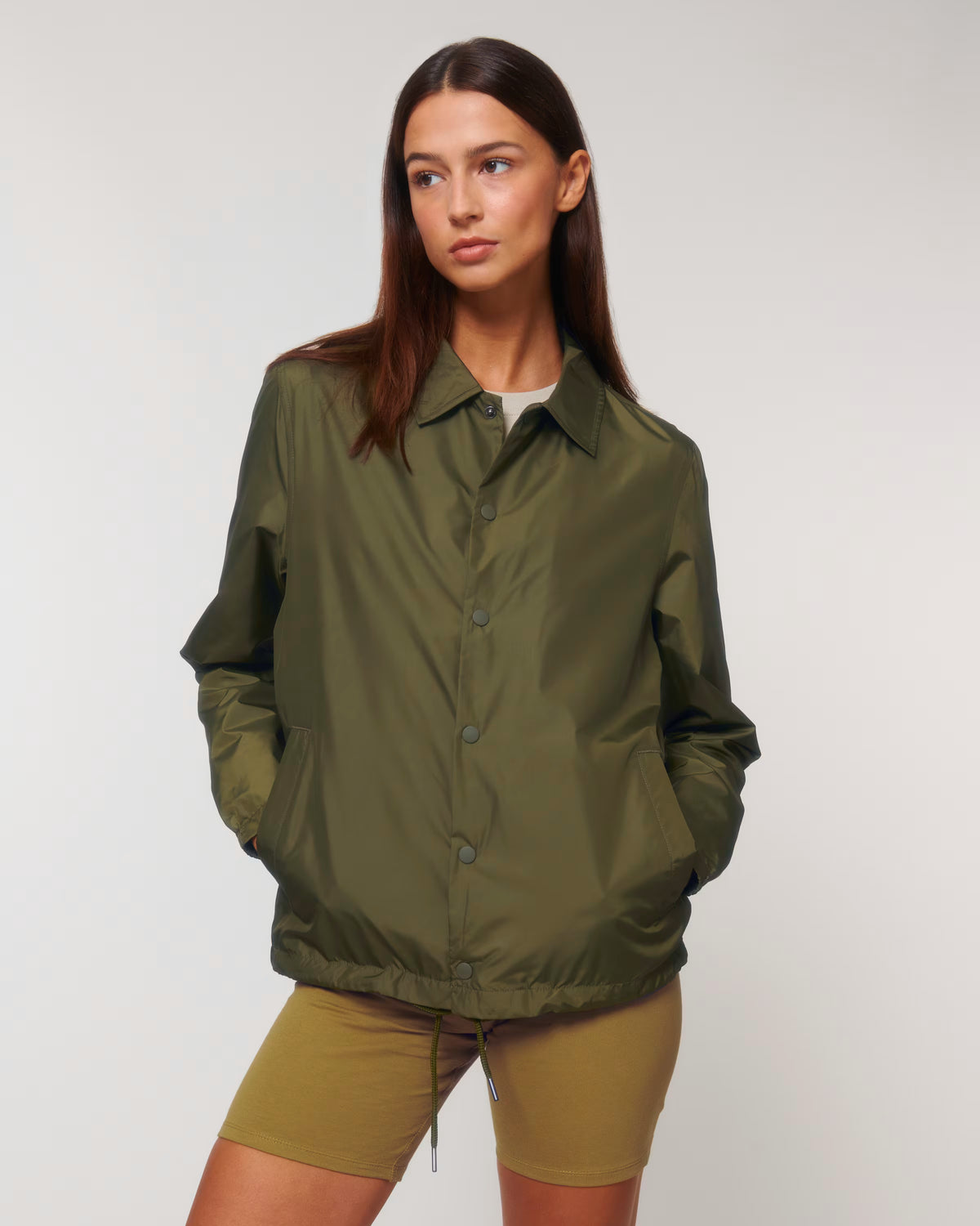 Model i khakifarvet overshirt fra N’goodso Basics 1.0